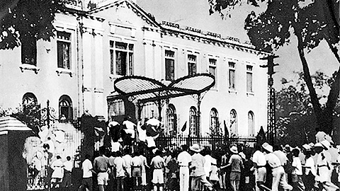 Nhân dân Hà Nội nổi dậy đánh chiếm Bắc Bộ phủ (19-8-1945). Ảnh: Vũ Năng An