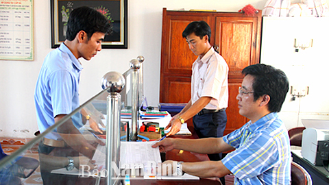 Cán bộ xã Hải Nam giải quyết thủ tục hành chính phục vụ nhân dân.