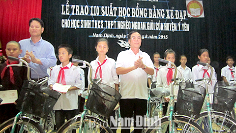 Đồng chí Nguyễn Khắc Hưng, Bí thư Tỉnh ủy tặng xe đạp cho các em học sinh nghèo vượt khó học giỏi huyện Ý Yên.
