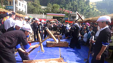  Hội thi giã bánh dày tại Phiên chợ vùng cao trong Tuần Văn hóa, du lịch danh thắng Quốc gia ruộng bậc thang huyện Mù Cang Chải. 