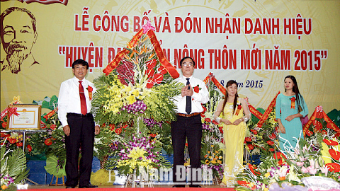 đồng chí Nguyễn Khắc Hưng, Bí thư Tỉnh ủy tặng lẵng hoa tươi thắm cho Đảng bộ, chính quyền và nhân dân huyện Hải Hậu.