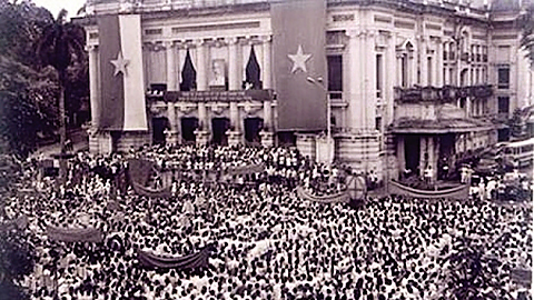 Nhân dân và lực lượng vũ trang thủ đô Hà Nội mít tinh tại Quảng trường Nhà hát lớn ngày 19/8/1945. Ảnh: T.L.