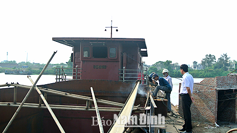Mô hình chuyển đổi sản xuất từ lò gạch thủ công sang đóng mới, sửa chữa tàu thuyền của ông Phạm Văn Đông, ở xóm 3, xã Nam Vân (TP Nam Định).