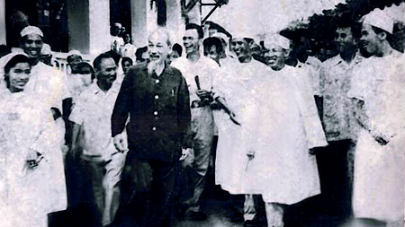 Chủ tịch Hồ Chí Minh đến thăm Bệnh viện tỉnh Nam Định ngày 21-05-1963.