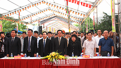 Các đại biểu Trung ương và tỉnh thực hiện nghi lễ tưởng niệm các nạn nhân tử vong vì tai nạn giao thông.