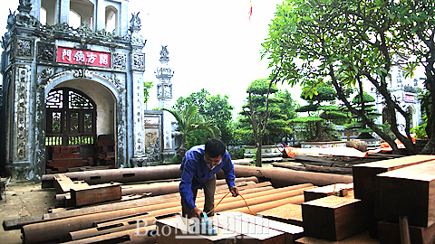 Chuẩn bị vật liệu xây dựng ngôi Tam bảo thuộc chùa Thiên Phúc, xã Mỹ Phúc (Mỹ Lộc).