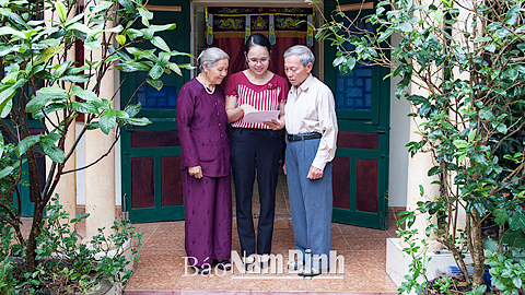 Cán bộ văn hóa phường Lộc Vượng tuyên truyền các tiêu chí về xây dựng gia đình văn hóa cho nhân dân.