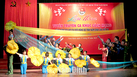Đội Tuyên truyền ca khúc cách mạng Bộ CHQS tỉnh biểu diễn tại Liên hoan tuyên truyền ca khúc cách mạng do Tỉnh Đoàn tổ chức.