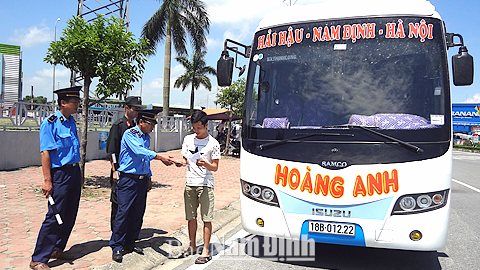 Thanh tra Sở GTVT kiểm tra việc chấp hành quy định vận tải hành khách của xe khách trên tuyến đường bộ mới Nam Định - Phủ Lý.