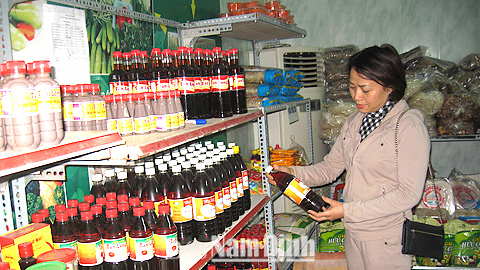 Khách hàng mua thực phẩm tại cửa hàng rau sạch Sunday (TP Nam Định).
