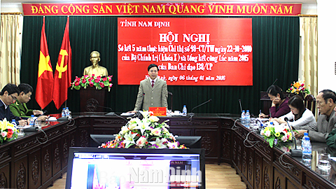 Đồng chí Trần Văn Chung, Phó Bí thư Thường trực Tỉnh ủy, Chủ tịch HĐND tỉnh chủ trì hội nghị và phát biểu chỉ đạo tại điểm cầu tỉnh ta.