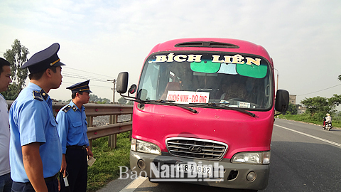 Thanh tra Sở GTVT kiểm tra, xử lý vi phạm của xe khách tại đoạn Siêu thị BigC (TP Nam Định).