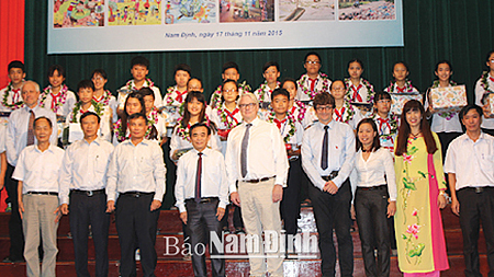 Trao giải cho học sinh các trường THCS Hoàng Văn Thụ, Lương Thế Vinh (TP Nam Định) tham gia cuộc thi “Đất và nước - BVMT là tương lai”.