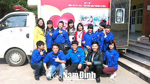 ĐVTN Trường Cao đẳng Sư phạm Nam Định tham gia chương trình hiến máu nhân đạo.