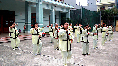 Người cao tuổi phường Trần Tế Xương (TP Nam Định) tập luyện thể dục dưỡng sinh thức vũ kinh.