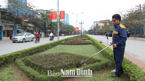 Công nhân Cty TNHH một thành viên Đô thị Nam Định chăm sóc bồn hoa trên đường Phù Nghĩa (ảnh 5). Ảnh: Nhóm pv thời sự