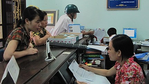Cục Thuế Nam Định tiếp nhận hồ sơ khai thuế của doanh nghiệp. 