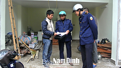 Kiểm tra giấy phép xây dựng tại công trình nhà ở dân cư (TP Nam Định). 