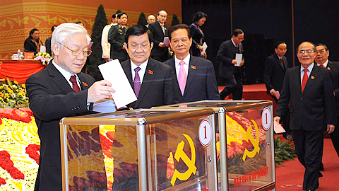Các đồng chí lãnh đạo Đảng và Nhà nước bỏ phiếu bầu cử Ban Chấp hành Trung ương Đảng khóa XII.