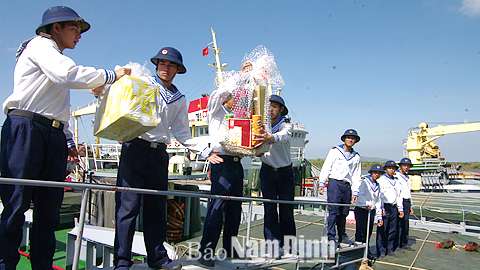 Hàng Tết và các loại thực phẩm được vận chuyển lên các tàu để đi tới các nhà giàn DK1.