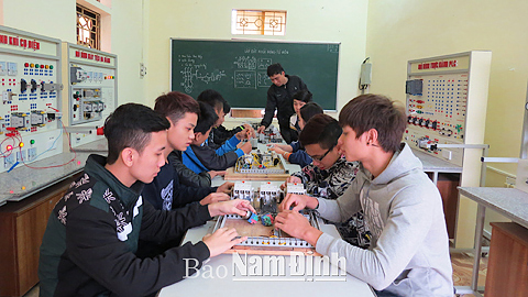 Học sinh Trường Trung cấp Công nghệ và Truyền thông Nam Định trong giờ thực hành điện tử.