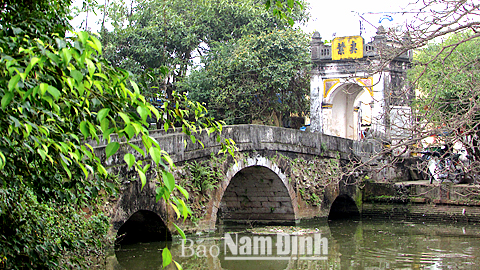 Cổng phía nam làng cổ Dịch Diệp, xã Trực Chính (Trực Ninh) nối liền cây cầu cuốn bằng đá được xây dựng từ năm 1864.
