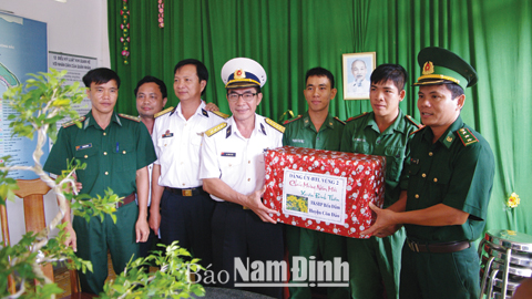 Trao tặng quà Tết cho Huyện ủy, UBND và các cơ quan dân chính đảng huyện Côn Đảo, tỉnh Bà Rịa - Vũng Tàu