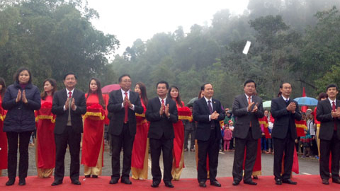 Các đại biểu dự lễ thông xe QL 217. Ảnh: VGP/Phan Trang