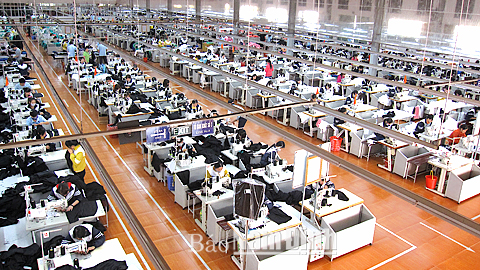 Sản xuất trang phục xuất khẩu tại Nhà máy May Sông Hồng 4, CCN Hải Phương (Hải Hậu).