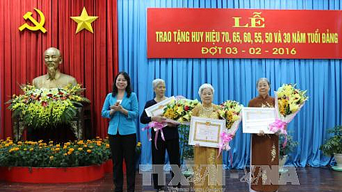 Bí thư Tỉnh ủy An Giang Võ Thị Ánh Xuân trao Huy hiệu 55 năm tuổi Đảng  cho các đồng chí cao niên tuổi Đảng. Ảnh: Công Mạo/TTXVN