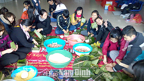 ĐVTN Trường Đại học Điều dưỡng Nam Định gói bánh chưng tặng quà Tết cho các hộ nghèo trên địa bàn Thành phố Nam Định.