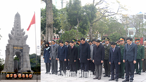 Các đại biểu dâng hương, đặt vòng hoa viếng các Anh hùng Liệt sĩ tại Đài tưởng niệm các Anh hùng Liệt sĩ (TP Nam Định). Ảnh: Minh Tân