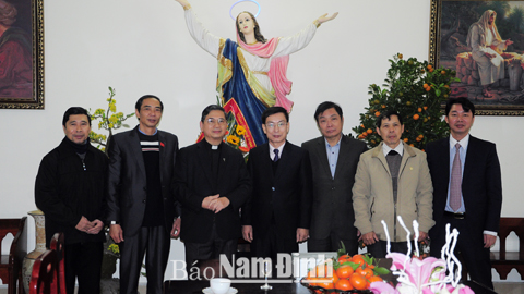 Đồng chí Chủ tịch UBND tỉnh chúc Tết Giáo xứ Nam Định.