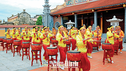 Một buổi luyện tập của CLB trống hội Giao Hải tại khu di tích lịch sử - văn hóa đình - đền - chùa Kiên Hành, xã Giao Hải (Giao Thủy).