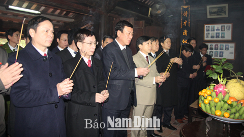 Các đồng chí lãnh đạo tỉnh dâng hương tưởng niệm cố Tổng Bí thư Trường Chinh.