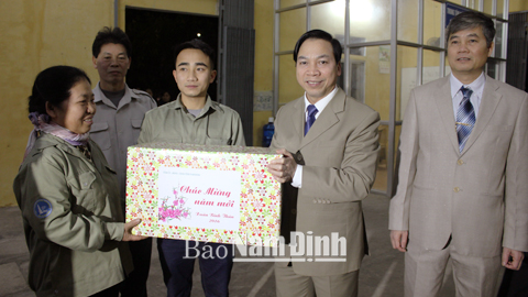 Đồng chí Trần Văn Chung, Phó Bí thư Thường trực Tỉnh uỷ, Chủ tịch HĐND tỉnh tặng quà công nhân Cty TNHH một thành viên Kinh doanh nước sạch Nam Định. 