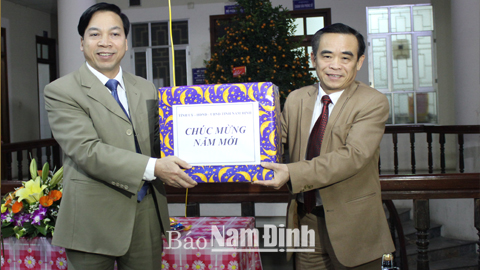 Đồng chí Trần Văn Chung, Phó Bí thư Thường trực Tỉnh uỷ, Chủ tịch HĐND tỉnh tặng quà, chúc Tết Sở TN và MT. Ảnh: Thành Trung