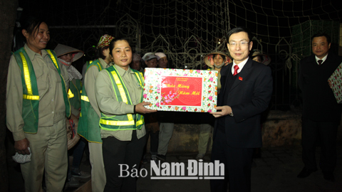 Đồng chí Phạm Đình Nghị, Phó Bí thư Tỉnh ủy, Chủ tịch UBND tỉnh thăm, tặng quà tổ thu gom rác thải trên đường Lê Hồng Phong.