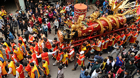 Lễ hội rước pháo tại làng Đồng Kỵ (Từ Sơn, Bắc Ninh).