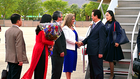 Đại diện Bộ Ngoại giao Hoa Kỳ đón Thủ tướng tại sân bay.
