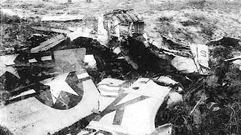 Xác một chiếc máy bay Mỹ bị tự vệ Nông trường Rạng Đông, huyện Nghĩa Hưng bắn rơi.