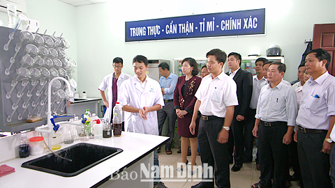 Cán bộ HND tỉnh tham quan Nhà máy Phân bón Tiến Nông (Thanh Hóa) nhằm xây dựng mối liên kết giữa doanh nghiệp và tổ chức HND các cấp.