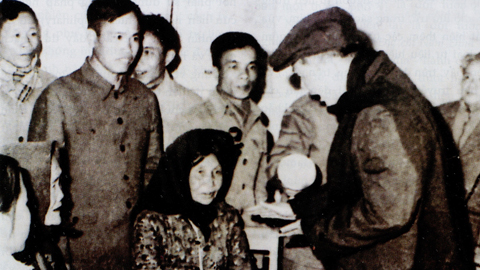 Tổng Bí thư Lê Duẩn thăm gia đình bà Trần Thị Ngôn có ba con là lệt sỹ ở xã Nghĩa Đồng (Nghĩa Hưng) năm 1971.