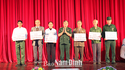 Hội Truyền thống Trường Sơn - Đường Hồ Chí Minh tỉnh trao tặng 60 triệu đồng của Quỹ Xã hội - từ thiện Công đoàn ngành GTVT Việt Nam cho các hội viên nghèo xây sửa nhà ở.