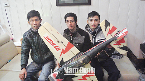 Các thành viên CLB Mô hình Máy bay Nam Định bên sản phẩm tự lắp ráp.