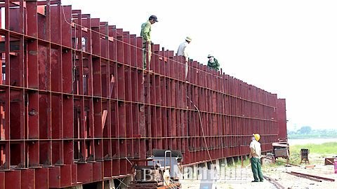 Đóng mới các phương tiện vận tải thủy tại Nhà máy Đóng tàu Hồng Hà, Thị trấn Ngô Đồng (Giao Thủy).
