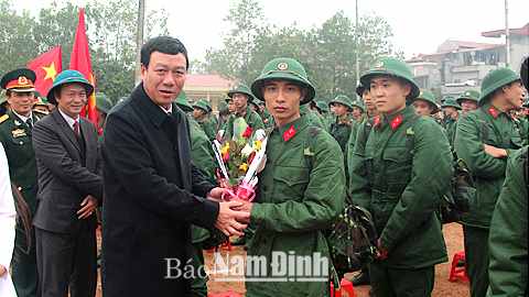 Đồng chí Đoàn Hồng Phong, Ủy viên BCH Trung ương Đảng, Bí thư Tỉnh ủy tặng hoa, động viên tân binh huyện Ý Yên 