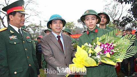 Đồng chí Trần Văn Chung, Phó Bí thư Thường trực Tỉnh ủy, Chủ tịch HĐND tỉnh tặng hoa, động viên tân binh Thành phố Nam Định