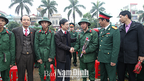 Đồng chí Phạm Đình Nghị, Phó Bí thư Tỉnh ủy, Chủ tịch UBND tỉnh tặng hoa, động viên các tân binh huyện Giao Thủy trước lúc lên đường nhập ngũ.