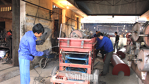 Sản xuất máy nông nghiệp tại làng nghề cơ khí truyền thống Xuân Tiến (Xuân Trường).